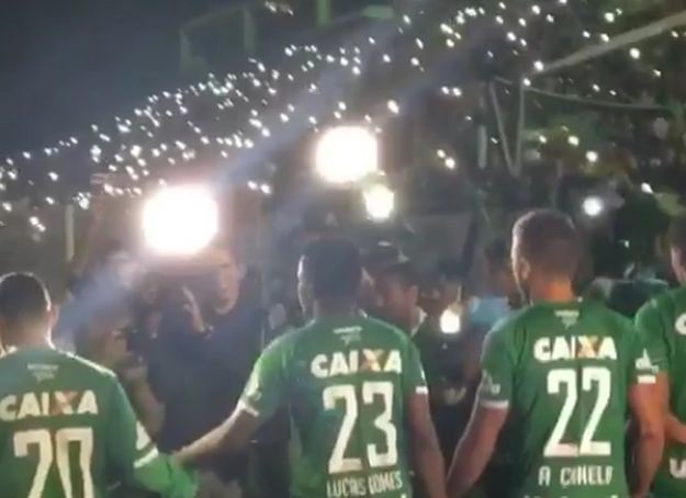 NESTVARNE SLIKE Sto tisuća ljudi ostalo pred stadionom na najtužnijoj utakmici poginule momčadi