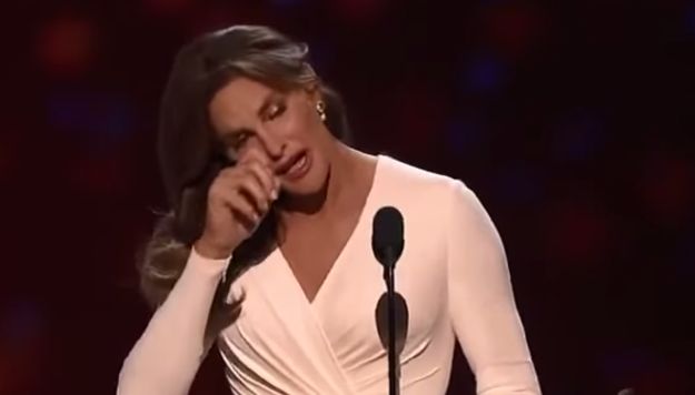 Caitlyn Jenner primila nagradu za hrabrost i održala dirljiv govor, ali postoje neki koji smatraju da je nije zaslužila