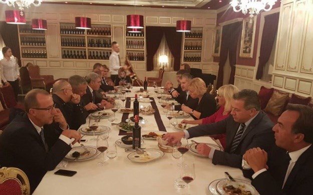 Prijateljska atmosfera u Albaniji: Šuker donio darove, Kosovari ga počastili večerom