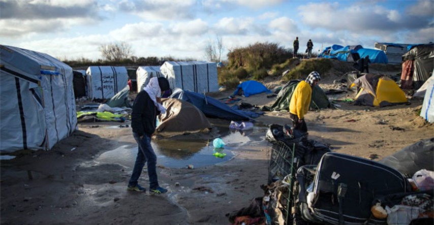 Migranti i izbjeglice iseljeni iz kampa u Calaisu
