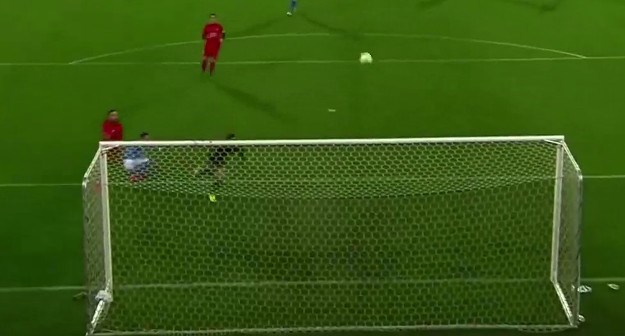 Napolijev mat u dva sjajna poteza: Lopta preko pola terena i akrobatski gol