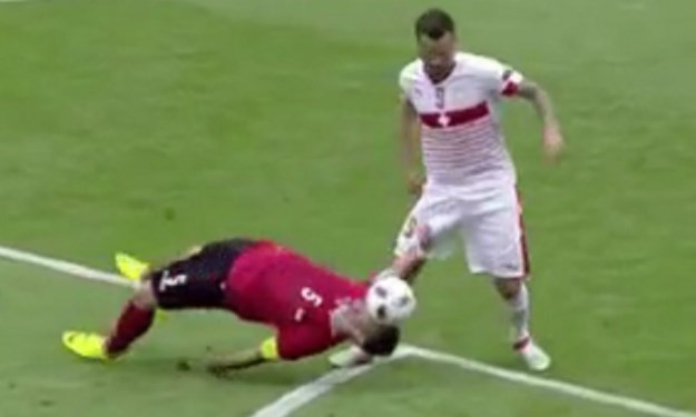 VIDEO Neviđena glupost albanskog kapetana - ostavio momčad s igračem manje