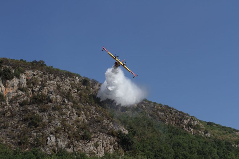 Vatrogascima u Drnišu u pomoć stigla četiri MORH-ova kanadera