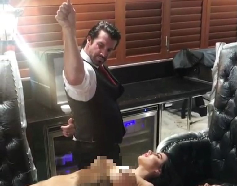 VIDEO Candyman ukrao foru slavnog mesara i posolio potpuno gole žene