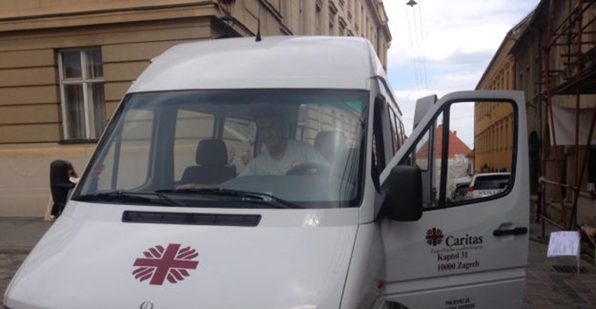Caritas donio vodu na Markov trg: Vozač zaradio prijavu, šatordžije se svađali s policijom