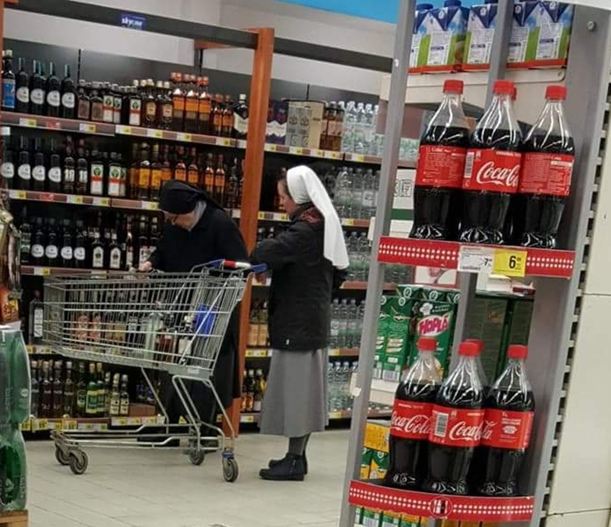 FOTO Što ćemo popiti? Pogledajte kako časne sestre u Đakovu biraju cugu u supermarketu