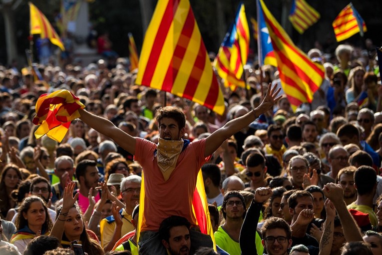 Stotine španjolskih policajaca poslano u Kataloniju, ispraćeni povicima: "Idite na njih"