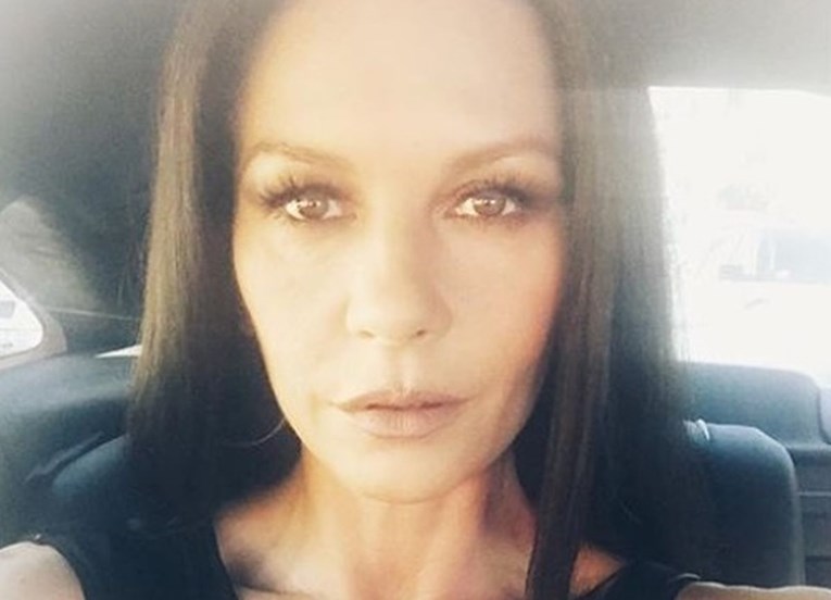 Catherine Zeta-Jones objavila selfie, fanovi je napali: "Što si to učinila? Ne sličiš na sebe"