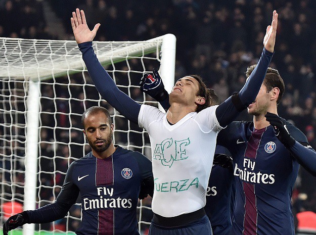 Cavani skinuo dres i odao počast Chapecoenseu pa dobio žuti karton