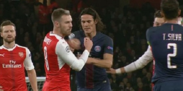 Cavani žrtva i agresor: Giroud ga davio, a on udario Ramseya šakom u vrat