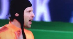 "JEBENA PIČKO!" Arsenalov golman sasuo sucu nakon što je poklonio penal suparniku