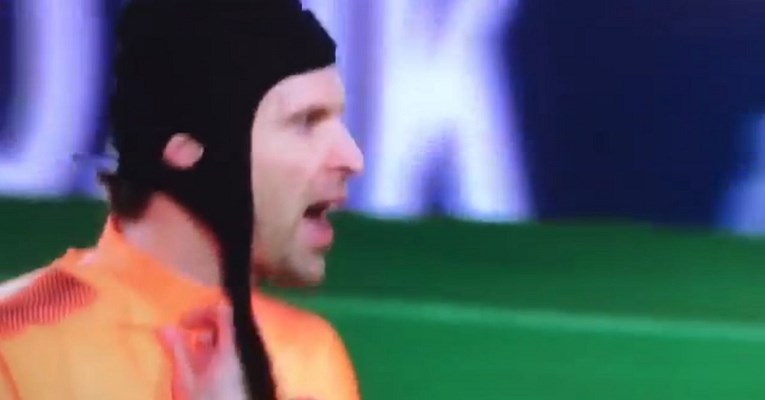 "JEBENA PIČKO!" Arsenalov golman sasuo sucu nakon što je poklonio penal suparniku