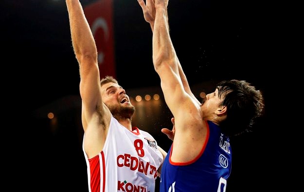 Šarićev double-double u porazu Efesa, Zvezda iznenadila Bayern
