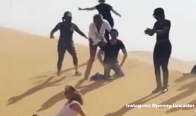 VIDEO Slavni pjevač groznom šalom razbjesnio javnost, imitirao je ISIS-ov način odrubljivanja glave