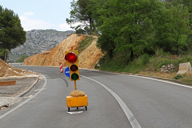 VOZAČI, OPREZ Olujni vjetar stvara probleme diljem Hrvatske, doznajte koje su prometnice zatvorene