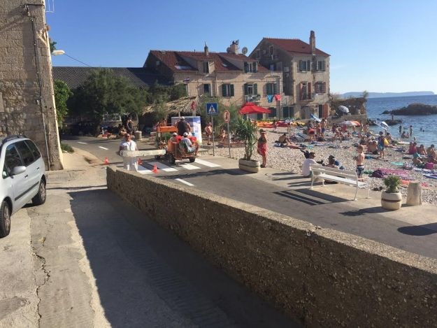 Gdje su bili cijelu zimu: Cestari na Visu u srcu sezone pored plaže bojali pješački prijelaz