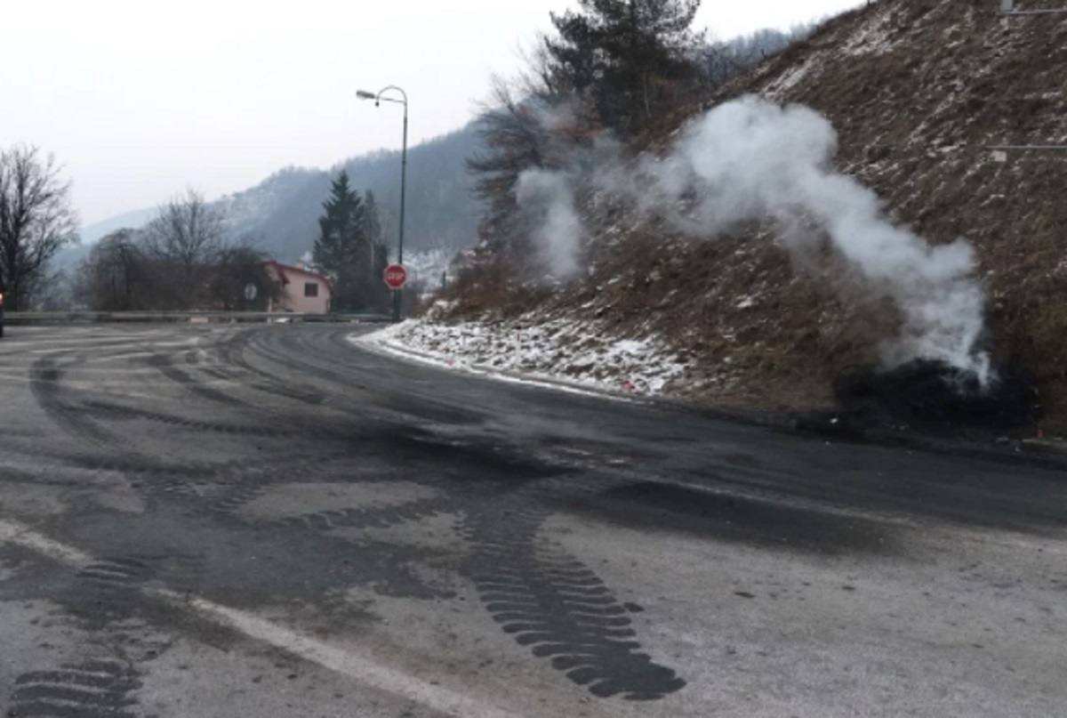 Neke ceste odblokirane nakon što je policija u BiH zaprijetila ratnim veteranima, dio ih nastavlja blokadu