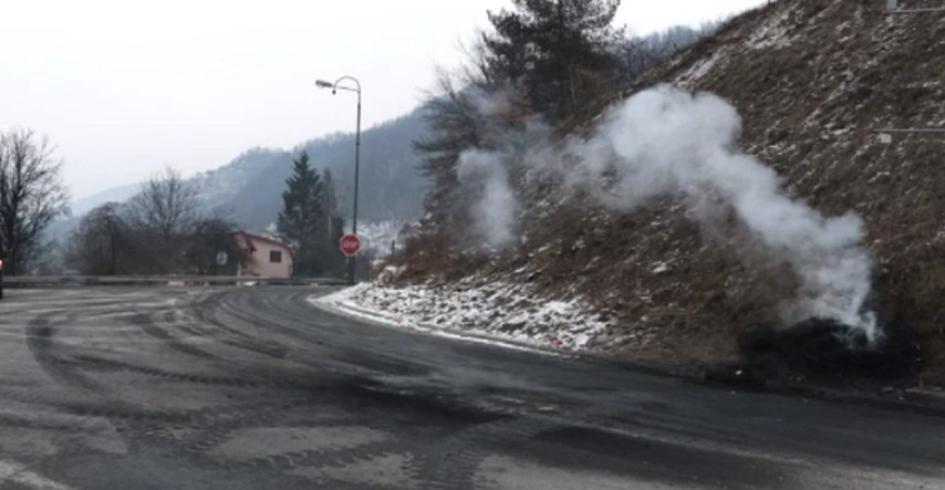 Neke ceste odblokirane nakon što je policija u BiH zaprijetila ratnim veteranima, dio ih nastavlja blokadu