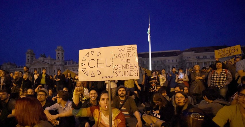 Deseci tisuća Mađara na ulicama zbog zatvaranja Soroševog sveučilišta