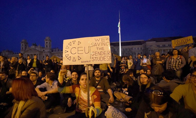 Deseci tisuća Mađara na ulicama zbog zatvaranja Soroševog sveučilišta