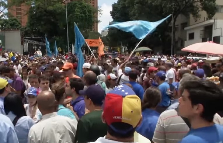VIDEO Opći štrajk u Venezueli, dva prosvjednika ubijena, ulice blokirane