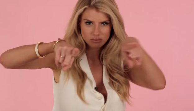 Charlotte priča o sisama, mi "slušamo"