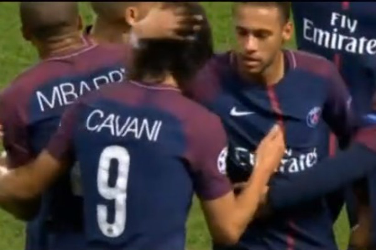 SVI SU ČEKALI OVAJ TRENUTAK Pogledajte kako je Neymar čestitao Cavaniju na golčini