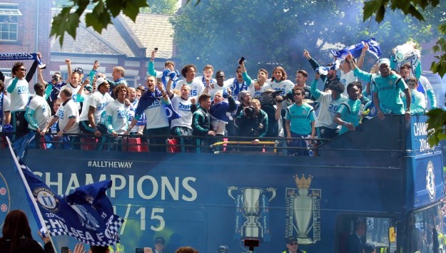 70 tisuća navijača na pobjedničkoj paradi Chelseaja, Mourinho: "Rezervirajte mjesto i dogodine"