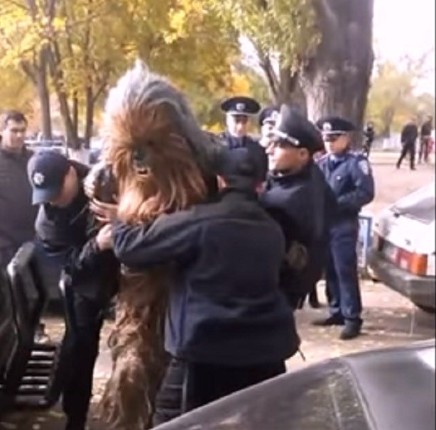 Bizarnije od izborne kampanje u Hrvatskoj: Chewbacca uhićen dok je vozio Dartha Vadera na izbore