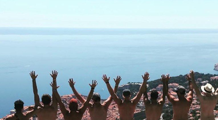 FOTO Osam turista golih stražnjica poziralo na dubrovačkom Srđu