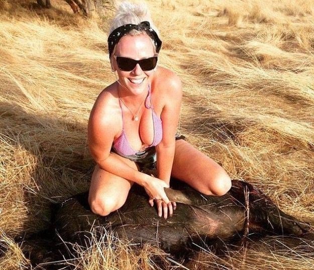 Surovi hobi: Australke u bikinijima ubijaju divlje svinje i hvale se time na Facebooku