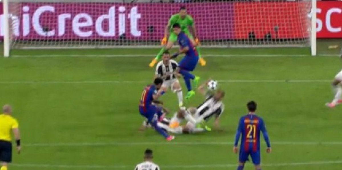 Barcelona oštećena? Chiellini je rukom zaustavio udarac Neymara, ali sudački eksperti kažu da ovo nije penal