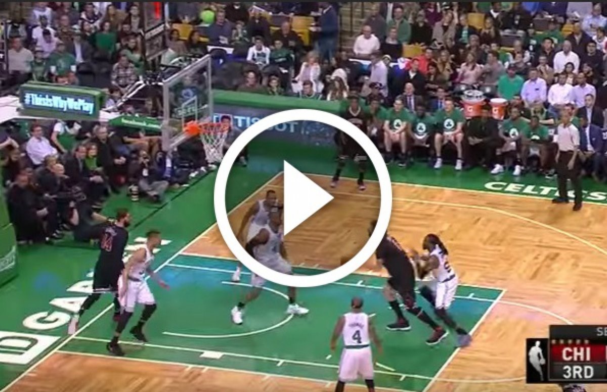 Čak su i suigrači umirali od smijeha: Pogledajte nevjerojatan promašaj centra Chicaga