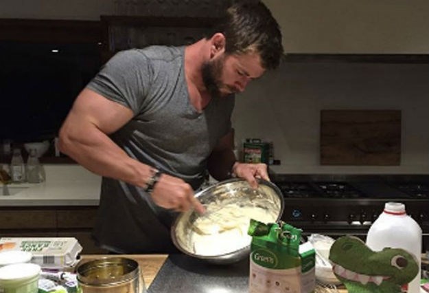 Pogledaj te ruke: Chris Hemsworth je najbolji i najsexy holivudski tata