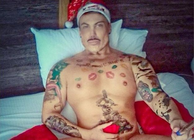 Što to drži u ruci? Potpuno goli Neven Ciganović poručio da je zločesti Djedica