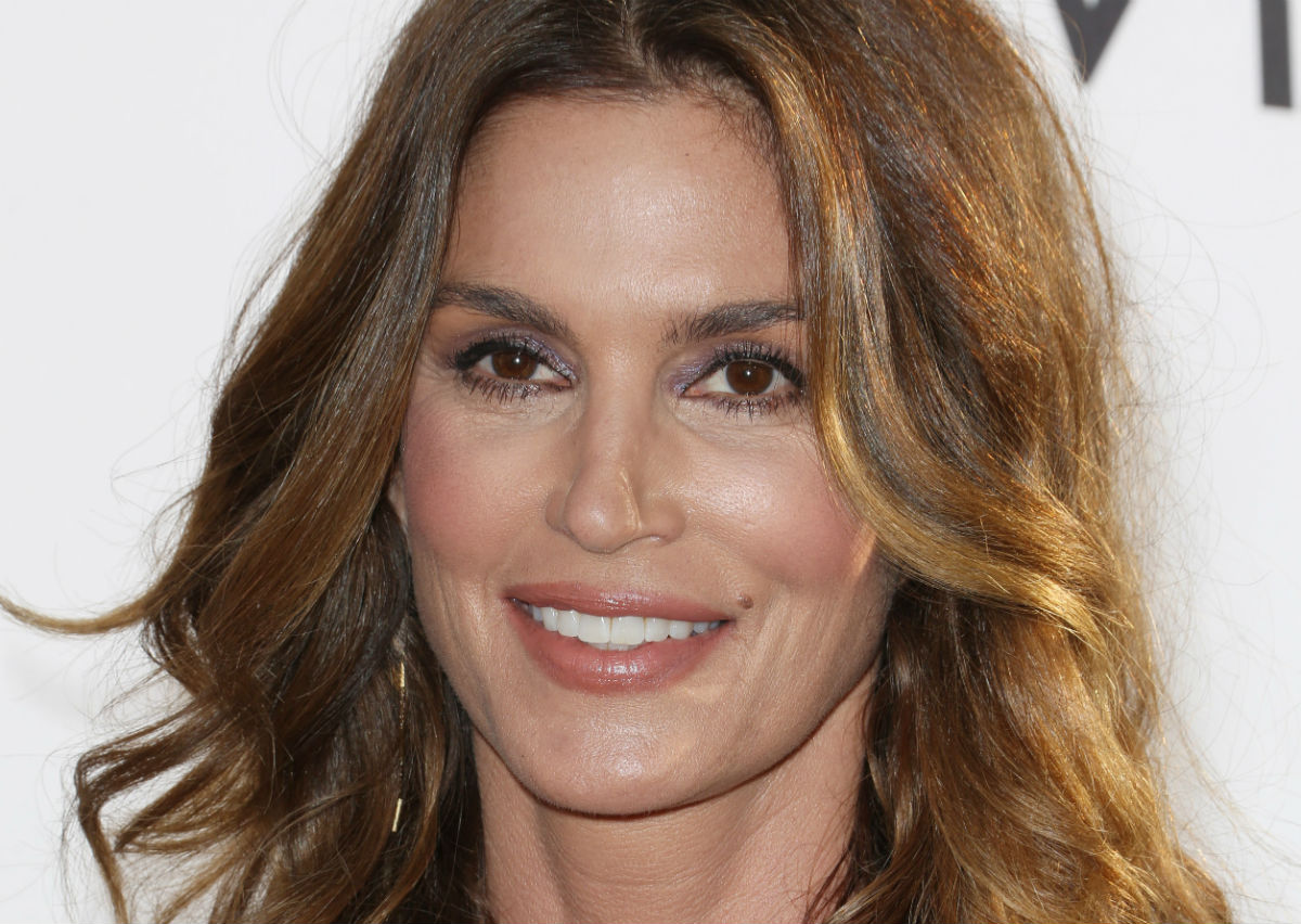 Cindy Crawford otkrila je svoj stari trik za poziranje u bikiniju koji još uvijek pali