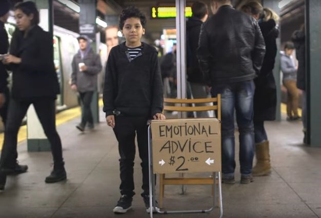 VIDEO Ovaj dječak ljudima daje savjete u podzemnoj za 2 dolara - i jako mu dobro ide