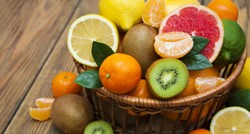 Kako pravilno oprati voće i ukloniti baš sve pesticide s njega?