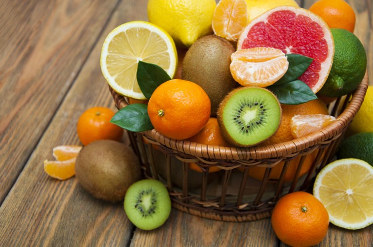 Kako pravilno oprati voće i ukloniti baš sve pesticide s njega?