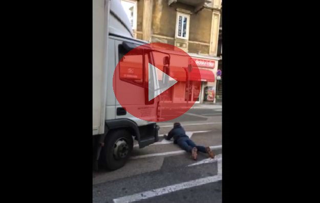 Očajni mladić u Rijeci legao nasred ceste: Prelazite preko mene, dan i pol nisam ništa jeo