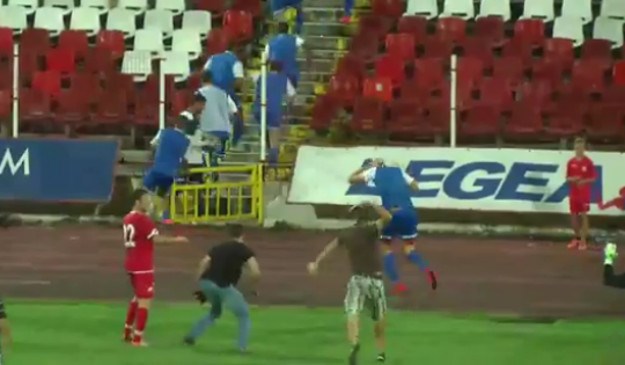 Izraelski nogometaši se od linča bugarskih huligana spasili bijegom na tribine!