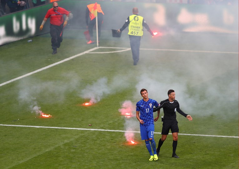 Hrvatski navijači kosovskim novinarima najavljuju prekid utakmice