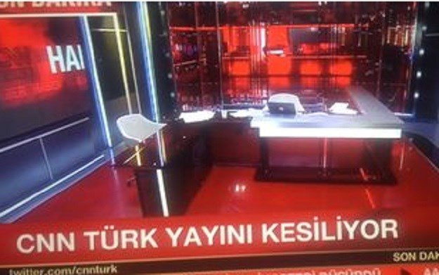 VIDEO Prvo kaos, a onda je sve stalo: Vojnici upali u studio turskog CNN-a usred emitiranja uživo