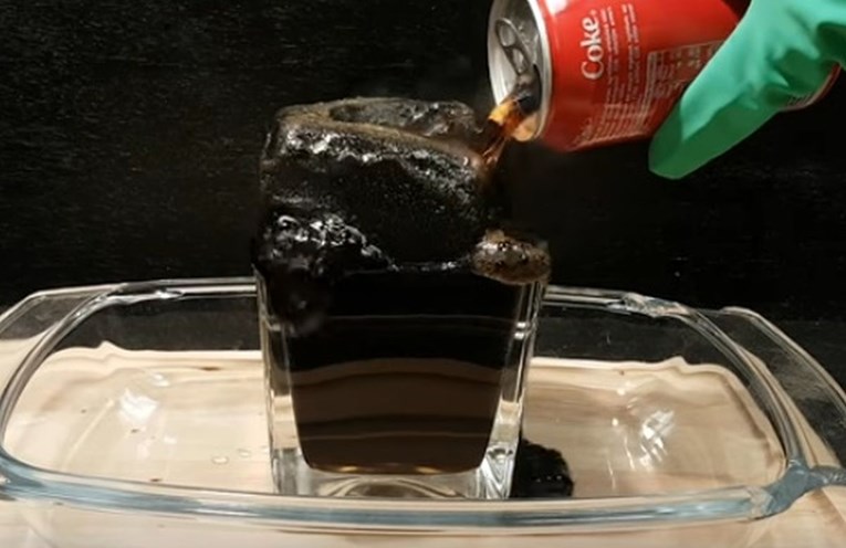 VIDEO Zgrozit ćete se kad vidite što se događa s Coca-Colom u vašem želucu