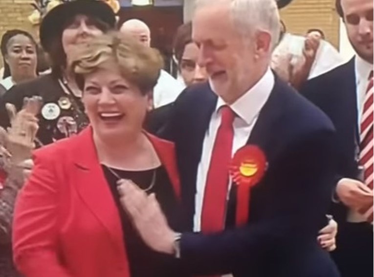 VIDEO Kakav gaf: Vođa britanske opozicije fulao "daj pet" pa udario kolegicu po grudima