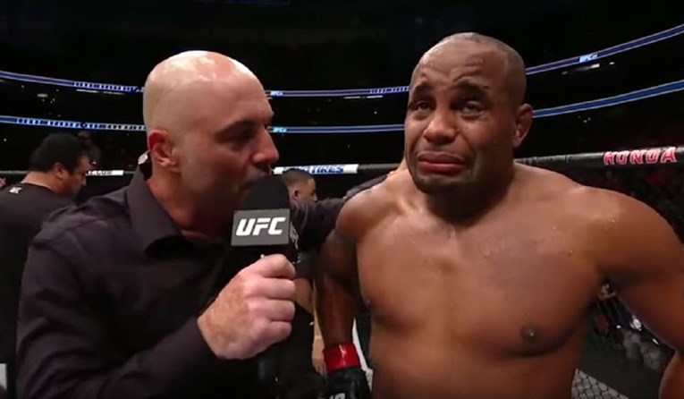 Nokautiranog i uplakanog UFC borca intervjuirao odmah nakon poraza, pa se javno ispričao