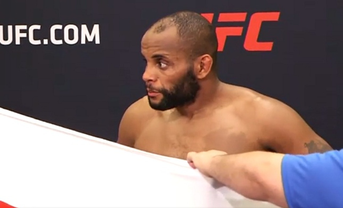 UFC-ov prvak pao na vagi pa u dvije minute izgubio pola kilograma, fanovi bijesni: "Varao je!"