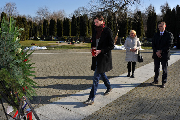 Košarkaši predvođeni obitelji Kreše Ćosića u Vukovaru se poklonili braniteljima