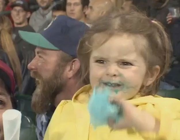 VIDEO Morate vidjeti kako je djevojčica sa šećernom vunom postala glavna zvijezda jedne utakmice