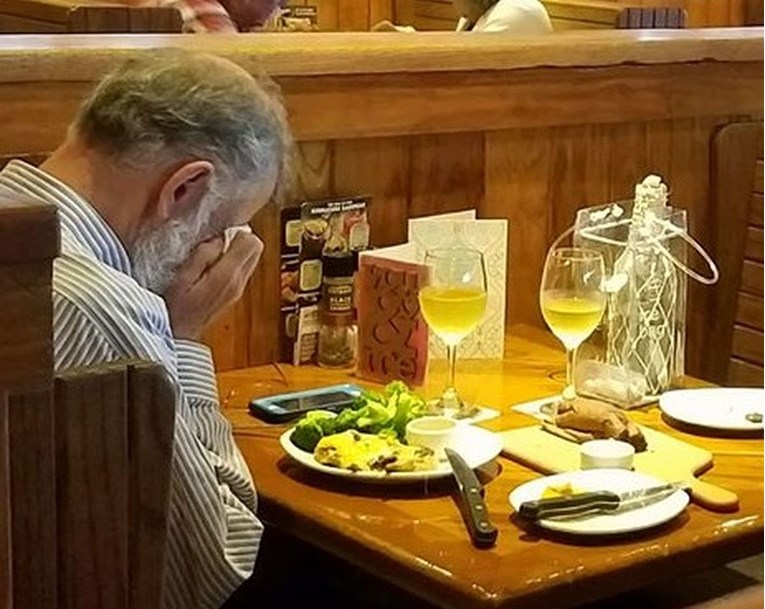 Udovac na Valentinovo sam ručao i plakao za stolom dok je preko puta njega bio ženin pepeo